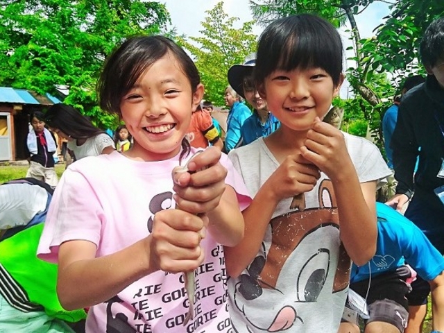 岩魚のつかみ取り体験は家族が笑顔になる時間♪_福島県・会津・裏磐梯・キャンプ&ステーキBBQ体験 裏磐梯ウォーターパーク