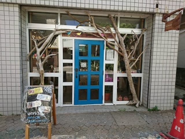 青い扉と流木アーチが目印です。_Three little birds
