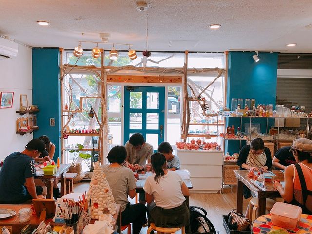 石垣島の流木を使った店内です_Three little birds