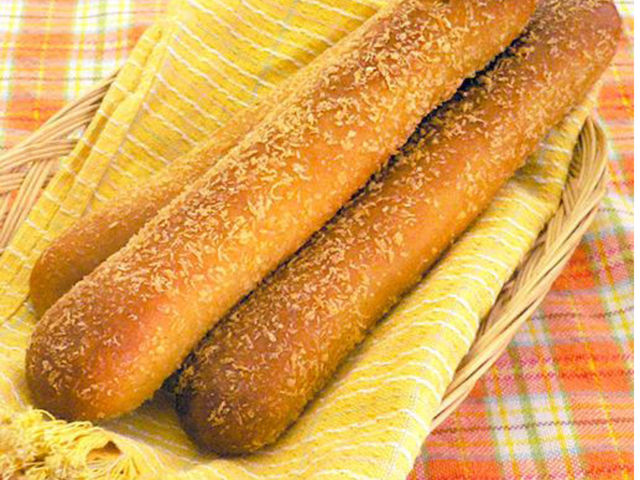 近隣のレストランとコラボしてできた「長〜いカレーパン」_FarmersConcierge