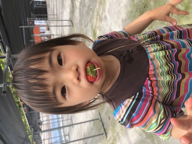 子どもも夢中になって食べています。_FarmersConcierge