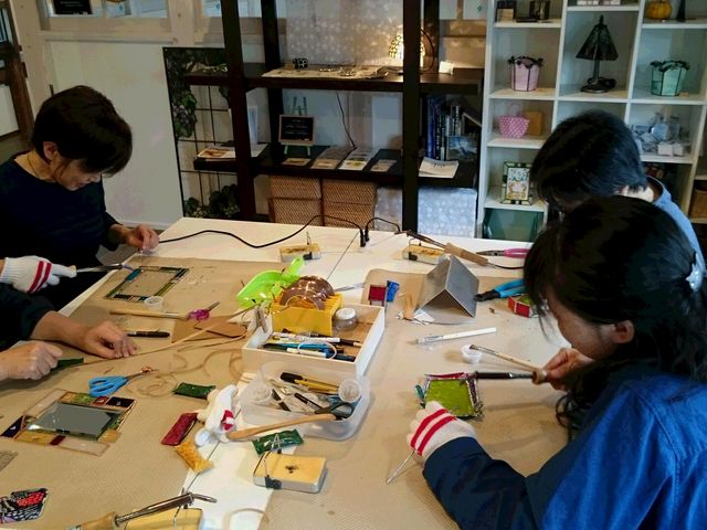 制作体験の様子_ステンドグラス工房 グラスパレット
