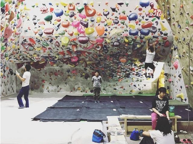 みんなでわいわい話しながら登ります♪_クライミングパーク ドロップイン