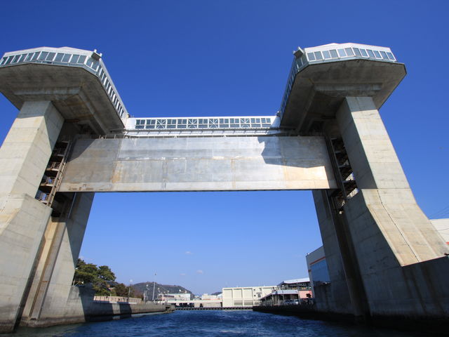 総重量日本一の水門を下から眺めると圧巻です_ちどり沼津港遊覧クルーズ