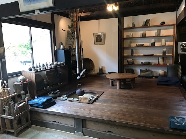 いろりのある落ち着く店内_小原窯