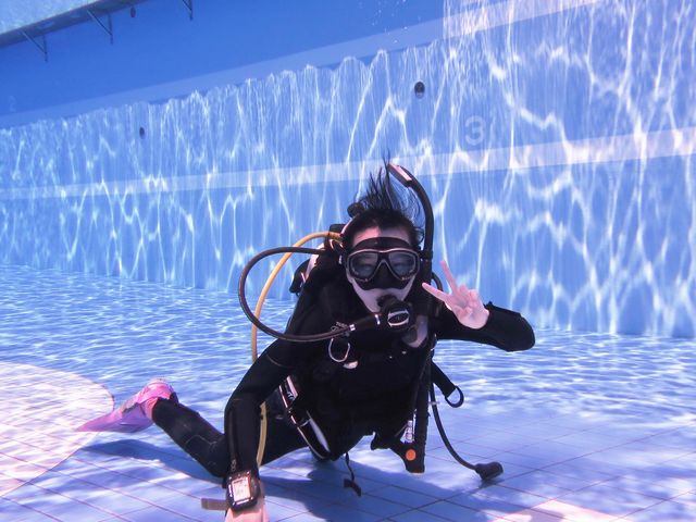 体験やライセンスコースはプールからスタートだから安心。_DIVING SHOP SEVEN7