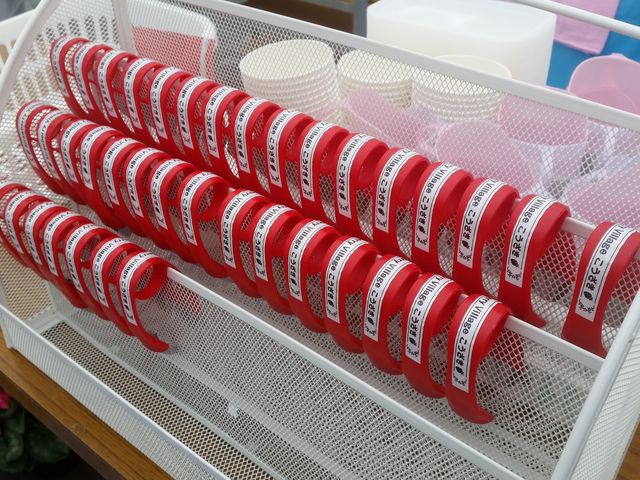 いちごのへた取りは無料貸し出しです。_ストロベリーヴィレッジこうざき