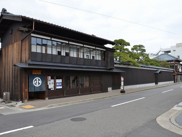 旧小澤家住宅は、江戸時代から活躍した商家・小澤家の店舗兼住宅で、新潟町における町家の典型例であり、豪商の屋敷構えを構成するの施設が、ほぼそのまま残されています。_新潟市文化財 旧小澤家住宅