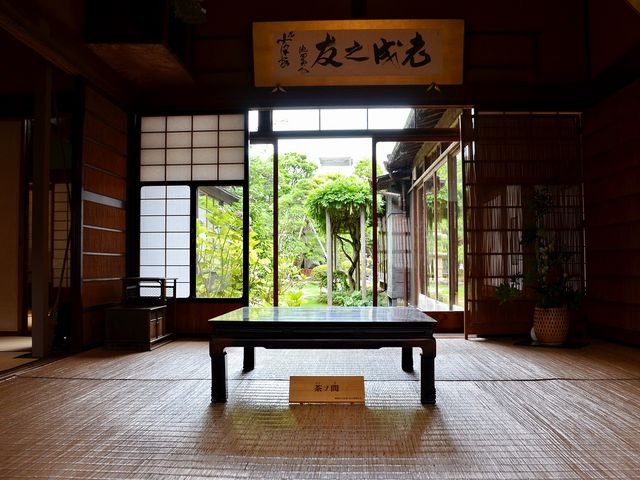 主屋は、平入の店に妻入の棟が接続する形態となっており、せがい造り・窓付き雨戸・張り出し二階といった新潟の典型的な町家の形態を保っています。_新潟市文化財 旧小澤家住宅