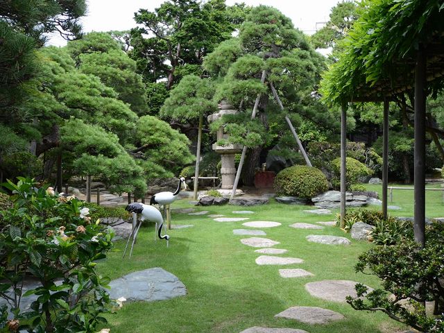 石組みなどに伝統的な庭園手法が見られる一方で、芝を張って庭園を社交の場や生活の場として使おうとする当時としてはモダンな庭園形式の流行がうかがえます。_新潟市文化財 旧小澤家住宅