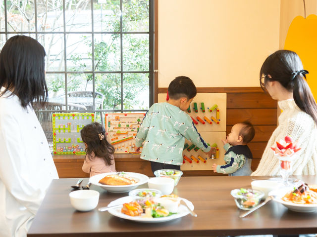 併設のカフェ内にもキッズスペースを完備しております。お子様が遊ぶ横でお食事をお楽しみください。※カフェのお席は前日17:00迄にご連絡きただければ予約可能です_フルトリエ 中村果樹園