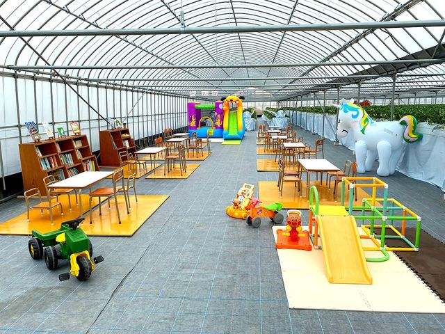 いちご狩りのハウス内にはキッズスペースも充実!お子様が遊んでる間にママパパはゆったり座っていちごを食べることもできますよ♪_フルトリエ 中村果樹園