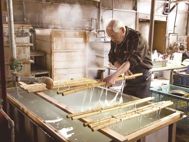 すすぎ作業(週1回のみですので見学では見られない可能性がございます)_株式会社 松井機業