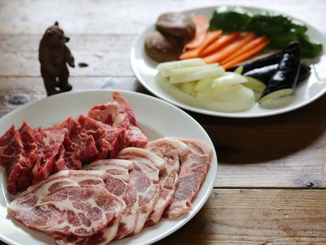 美味しいお肉(豚・牛)とお野菜を提供致します。写真は2人前です。_クマノス