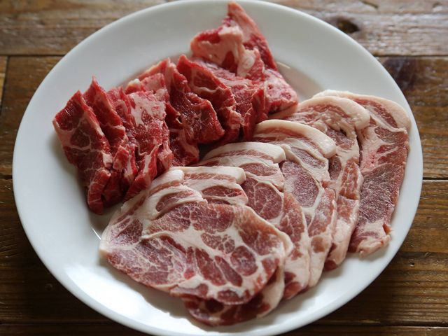 お肉は八女市地元の上陽豚と牛肉を提供致します。写真は2人前です。_クマノス