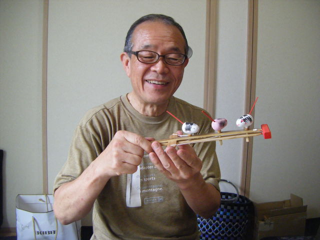 来年の年賀状はからくり廻りねずみを題材にと。出来上がったら絵を見せて頂けるとのことで楽しみにしております。_カワツー