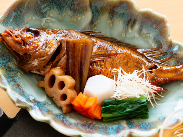 【六品目充実会席】地魚煮付け_体験交流施設 ラブロ恋路
