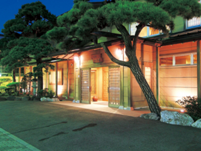 松が皆さまをお出迎えしております。_旅館 一乃松