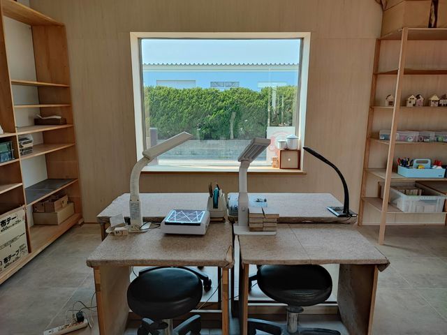 木工ルームはこちら。明るい雰囲気のお部屋です。_KOUGI made by 阿部仏壇製作所