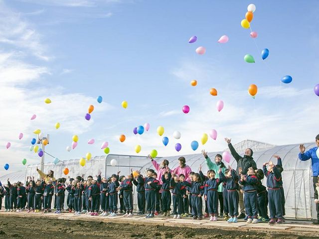 OPEN記念に近所の幼稚園に通う子供たちと風船を飛ばしました☆_みぶストロベリーファーム