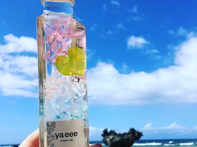 yaeeeで作ったハーバリウムを持って古宇利島ハートロックとパシャリ。_ハーバリウム・キャンドル教室 yaeee