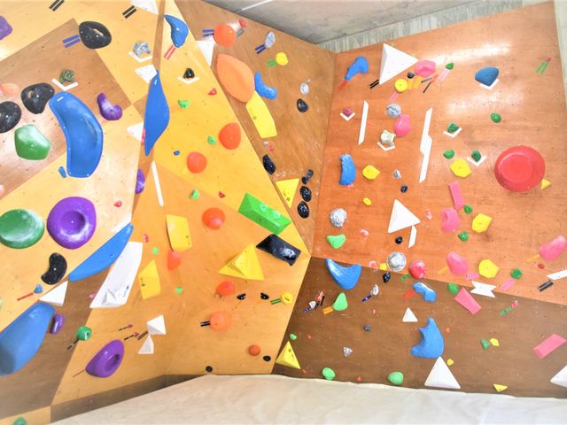 ビギナーエリアとスラブ壁_Climbing Gym TOBITO