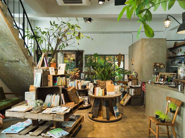 教室の1Fは新刊書店ROUTE BOOKS_ROUTEpottery