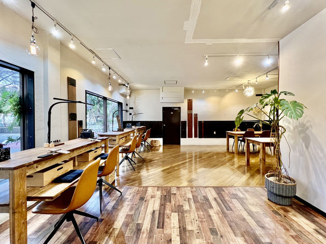 店舗内です。比較的ゆったりとした配置となっています。_湘南彫金工房andfuse