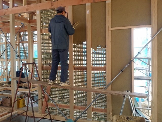 竹小舞を施工した上に壁土を縫っていきます。木造土壁住宅の左官工事です。_(有)平口竹材店