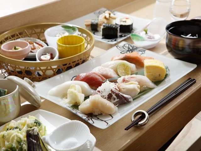 料理長が旬の厳選したネタで握る逸品を提供
寿司セット〜風〜_湯川温泉笑函館屋