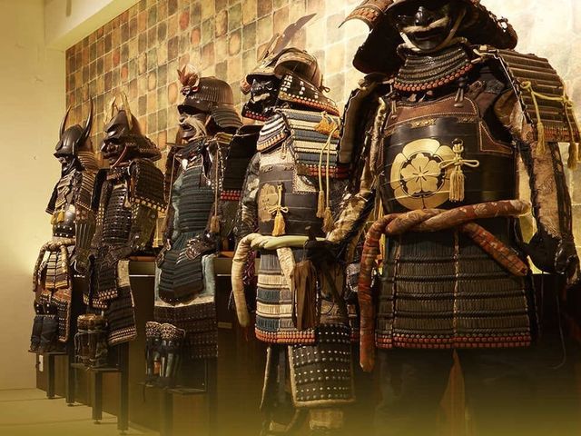 侍ミュージアム内での忍者体験なので、たくさんの甲冑や兜が見られます。_サムライ忍者体験ミュージアム