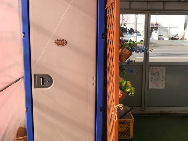 様式水洗トイレを備えています。_リトルK スプリングファーム いちご園