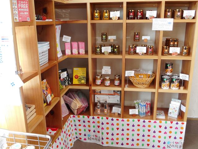 特産のフルーツを使った加工品も取り扱っています。_一般社団法人 紀の川フルーツ観光局