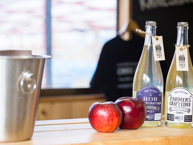 りんごとCIDER店内カウンターにて_CAMP&CHEERS KANESHIGE