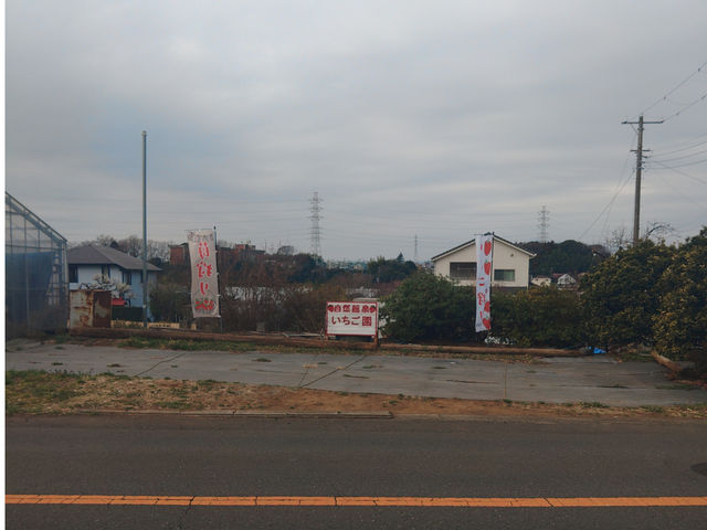 直売所の道を挟んで反対側に駐車場があります。_自然館泉