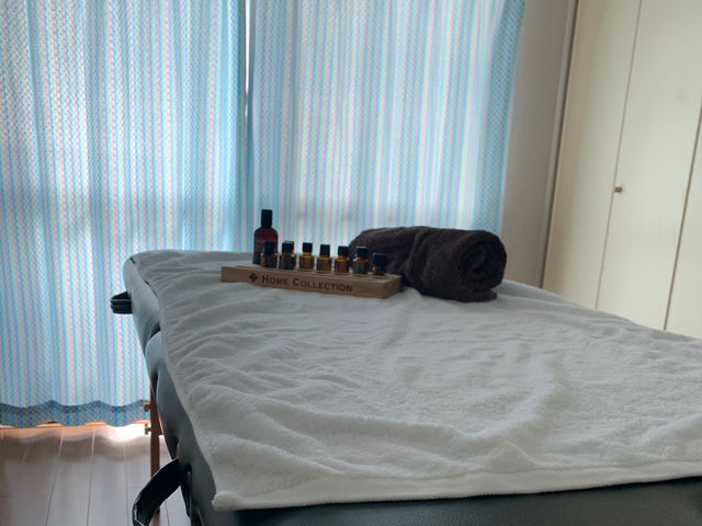 8種類のエッセンシャルアイを背中、足裏へ塗布し
優しいタッチングケアをしていきます。
心と体を緩め、本来の自分を取り戻すサポートをします。_Be-leaf大分 ホームアロマサロン