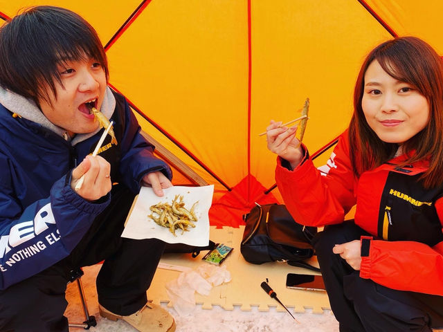 釣ったワカサギはその場で唐揚げに♪大沼のワカサギは臭みも無く美味!_NORTH ACTIVITY ONUMA