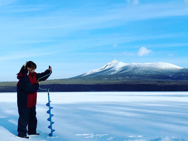 ドリルを使っての穴あけ体験も可能です!厚さ50cmにもなる氷は手強いかも_NORTH ACTIVITY ONUMA