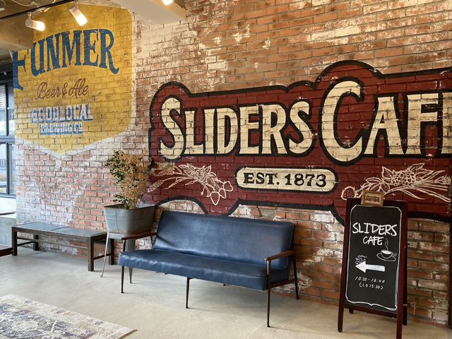 元視聴覚室だったお部屋がSLIDERS CAFE(カフェ)へと変身しています。ドリンクやスイーツのご提供しております。_THE610BASE(ムトベース)