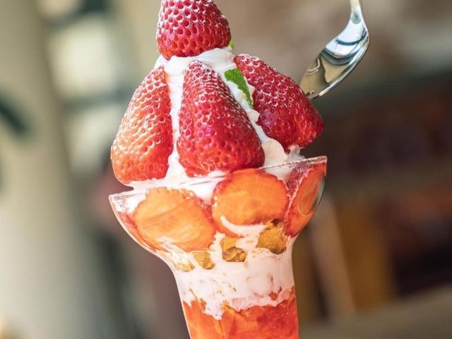 摘みたていちごをふんだんに使ったいちごパフェです!期間限定で販売しております。_THE610BASE(ムトベース)
