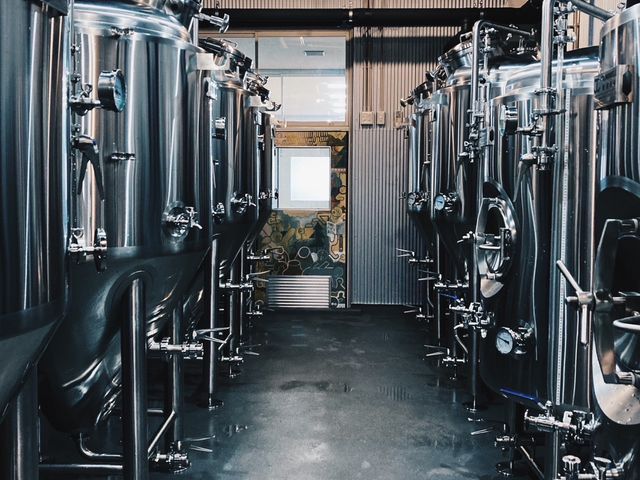 元校長室だったお部屋が、Primary Barrelsとしてクラフトビールの醸造所になっています。ボトルショップにて販売も行っております。_THE610BASE(ムトベース)