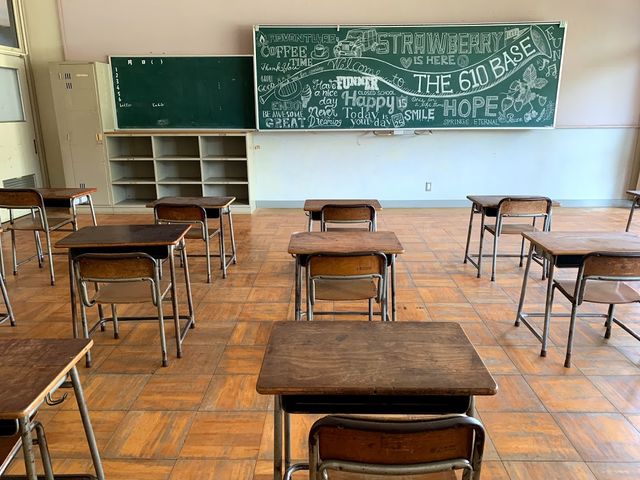 小学校の教室がそのままのお部屋もあります。自由に書くことができる黒板もございます。_THE610BASE(ムトベース)
