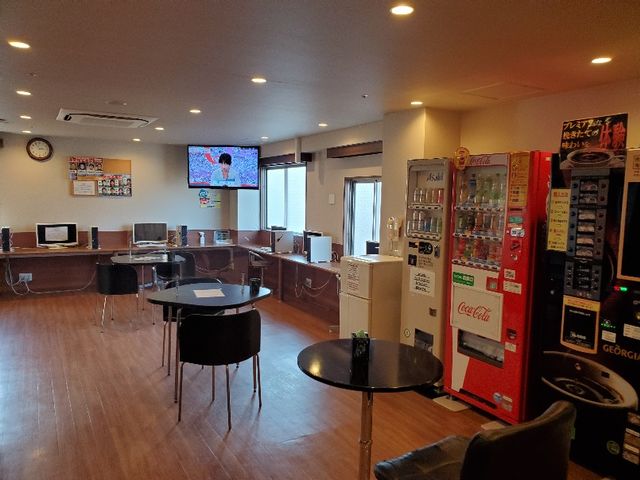 娯楽室では飲食、喫煙スペースを設けておりまた、漫画やPCを無料でご利用頂けます。_カプセルホテル神戸三宮
