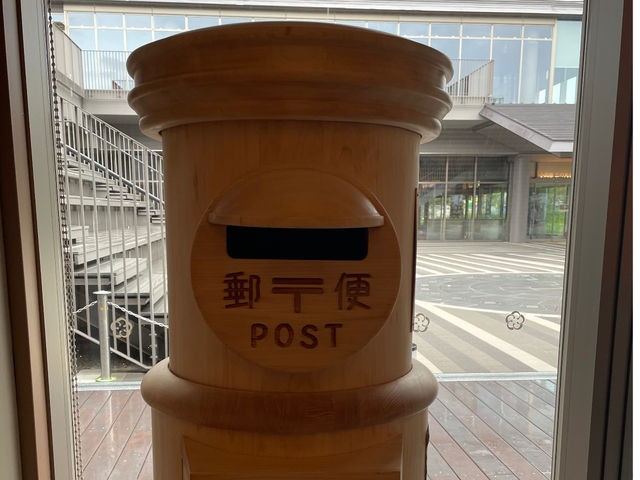 珍しい木のポストも_小田原市観光交流センター