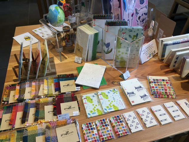 小田原市内で活躍する方々の作品も販売しています。_小田原市観光交流センター