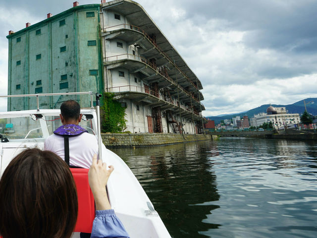 運河沿いの北海製缶第3倉庫(小樽歴史的建造物)から小樽港へ_小樽青の洞窟 わくわくクルージング