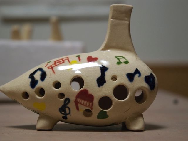 お子様の陶芸体験に人気のオカリナ作り_らぽると奈良