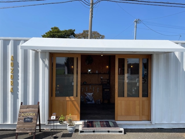 店舗正面
白いコンテナです♪_AOZORA