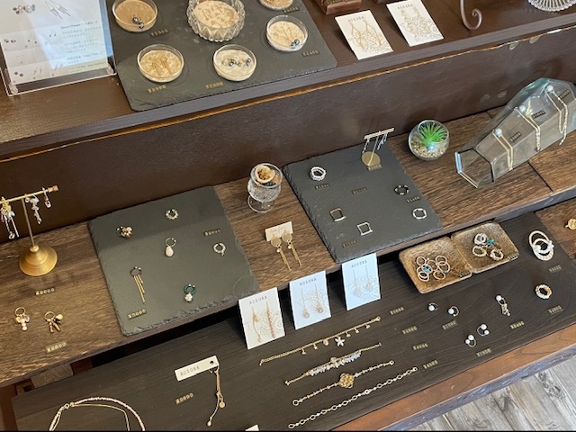 店内ではアクセサリー、雑貨を販売中♪_AOZORA