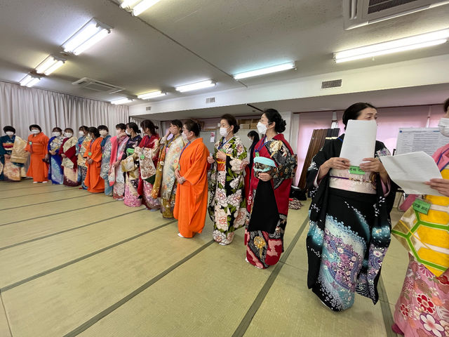 振袖ショーの着物合わせの様子でした_大貫きもの着付教室